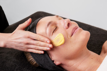 Crystal Retinal Age-Defying Facial - Model